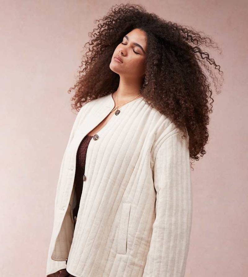 ASOS DESIGN Curve - Kragenlose Steppjacke aus Leinen in Hellbeige mit abgerundetem Saum-Neutral von ASOS Curve