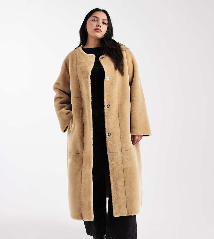 ASOS DESIGN Curve - Kragenloser Kunstpelz-Mantel in Biscuit mit verstärktem Design-Brown ASOS DESIGN Curve - Kragenloser Kunstpelz-Mantel in Biscuit mit verstärktem Design-Brown von ASOS Curve