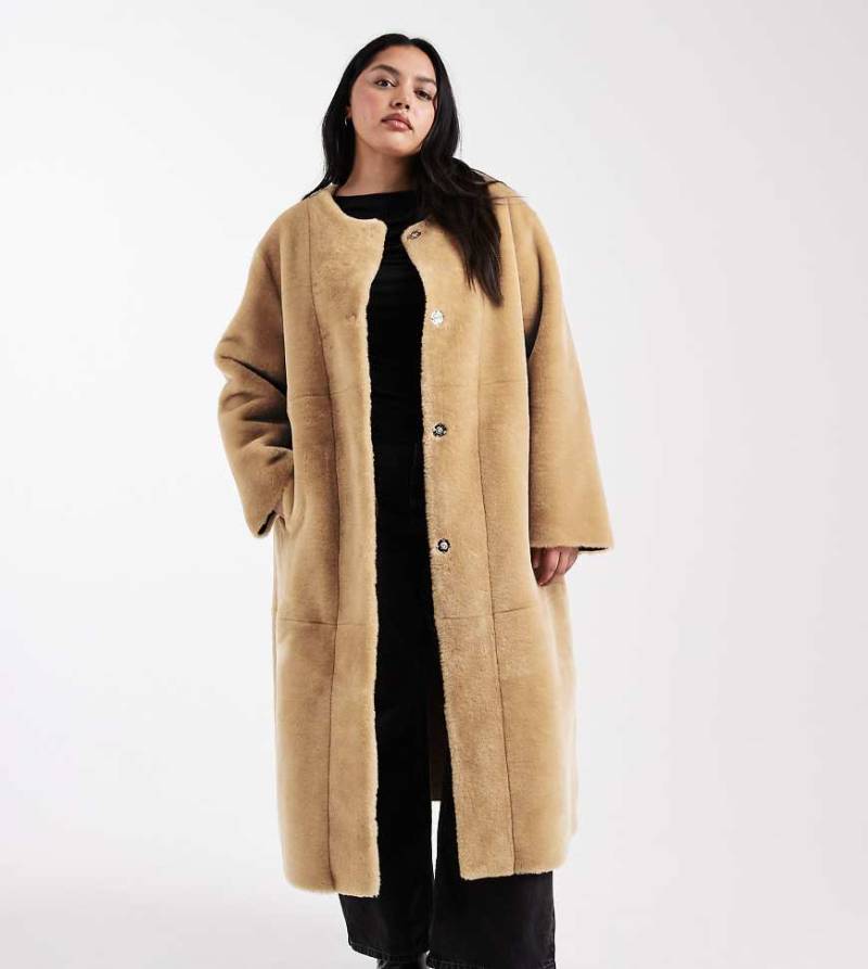 ASOS DESIGN Curve - Kragenloser Kunstpelz-Mantel in Biscuit mit verstärktem Design-Brown ASOS DESIGN Curve - Kragenloser Kunstpelz-Mantel in Biscuit mit verstärktem Design-Brown von ASOS Curve