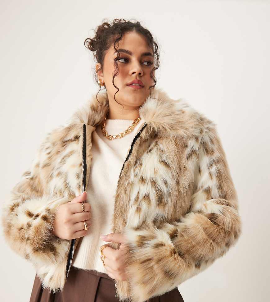 ASOS DESIGN Curve - Kunstpelz-Bomberjacke mit Schneeleoparden-Muster-Bunt von ASOS Curve