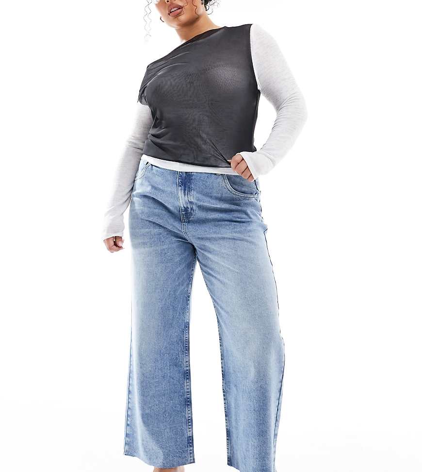 ASOS DESIGN Curve - Kurz geschnittene Jeans in Mittelblau mit weitem Bein ASOS DESIGN Curve - Kurz geschnittene Jeans in Mittelblau mit weitem Bein von ASOS Curve