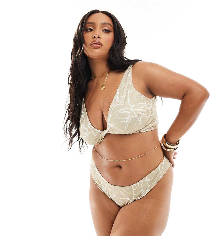 ASOS DESIGN Curve - Kurz geschnittenes Bikinioberteil mit verdrehter Vorderseite und farblich abgestimmtem Blumenmuster-Weiß von ASOS Curve