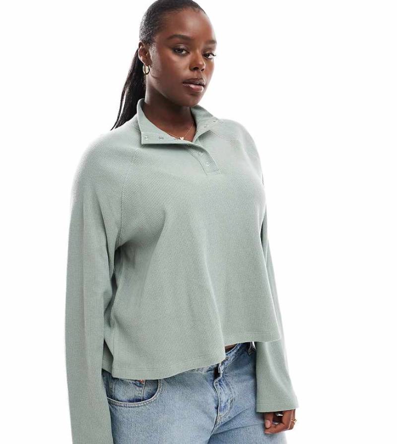 ASOS DESIGN Curve - Kurz geschnittenes langärmliges Boxy Fit Henleyshirt in Salbeigrün mit Waffelstruktur von ASOS Curve