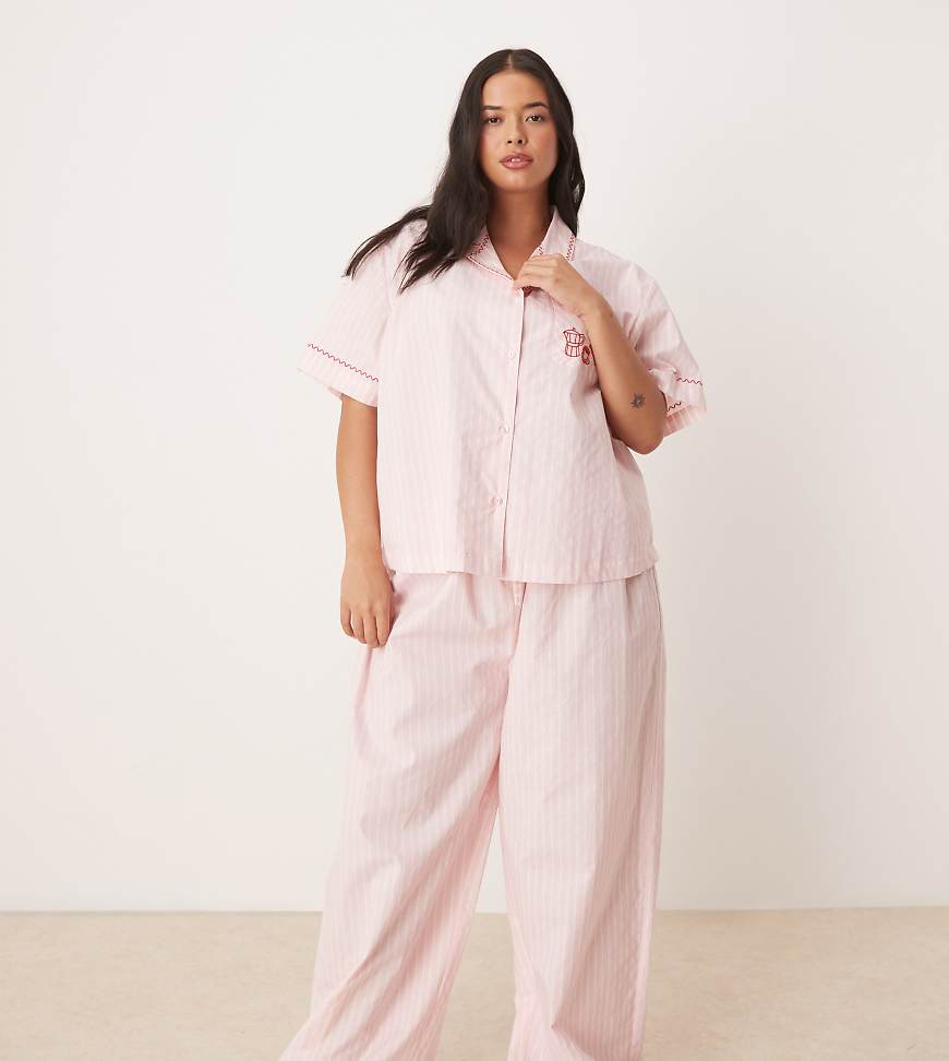 ASOS DESIGN Curve - Kurzärmeliger Pyjama in Rosa mit Streifen und „Coffee Break"-Stickerei von ASOS Curve