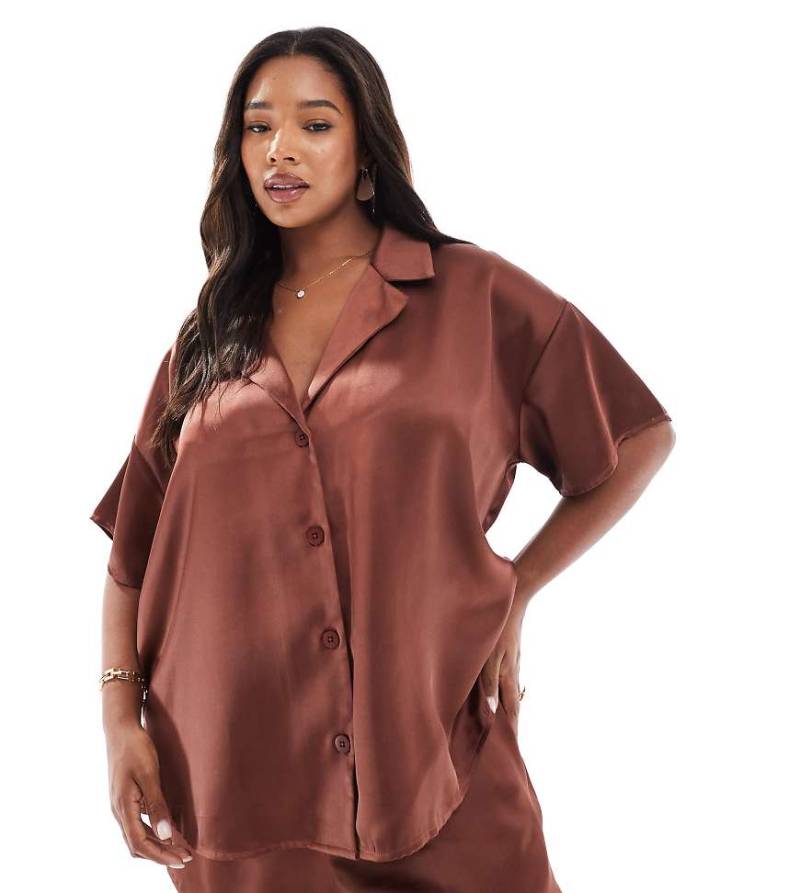 ASOS DESIGN Curve - Kurzärmeliges Hemd aus Satin in Braun, Kombiteil von ASOS Curve