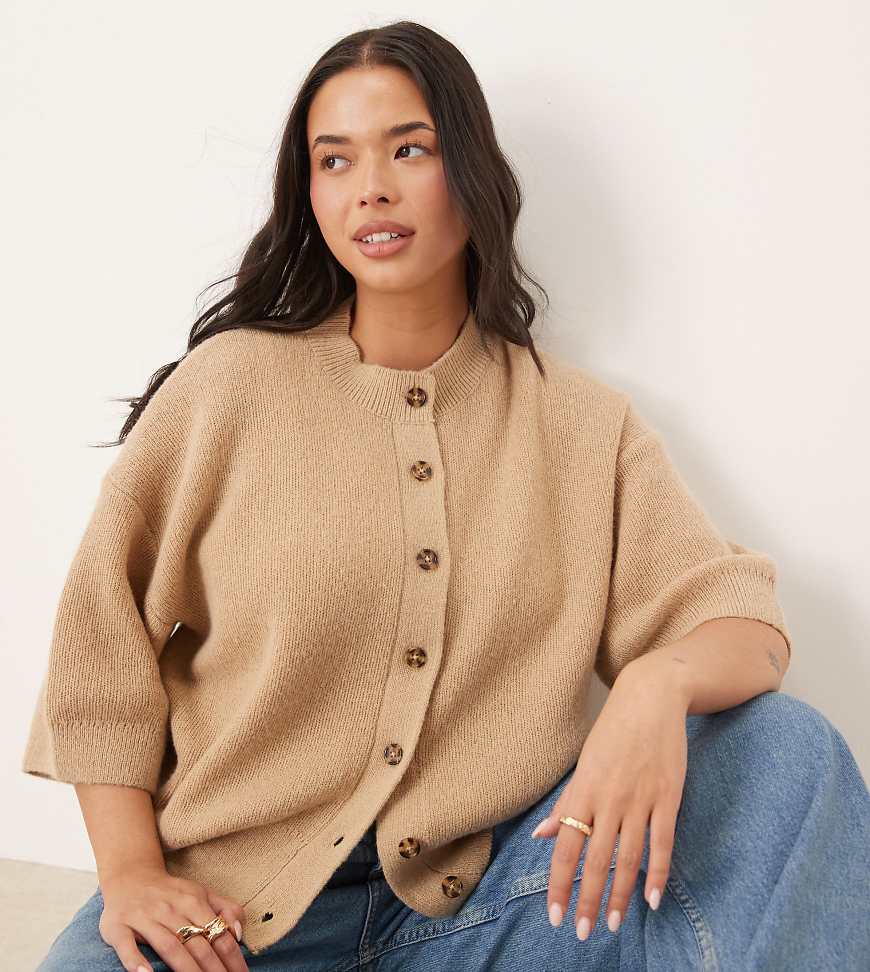 ASOS DESIGN Curve - Kurzärmlige, gerippte Strickjacke in Steinbeige-Neutral von ASOS Curve