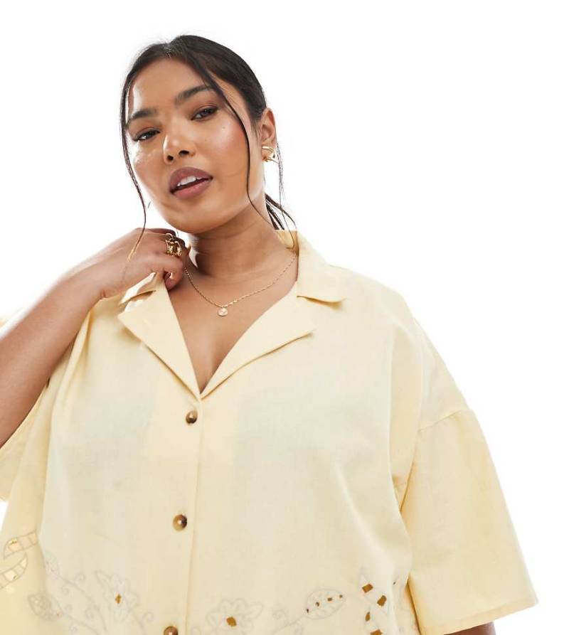 ASOS DESIGN Curve - Kurzärmliges Hemd in Strohgelb mit Reverskragen und Lochstickerei, Kombiteil von ASOS Curve