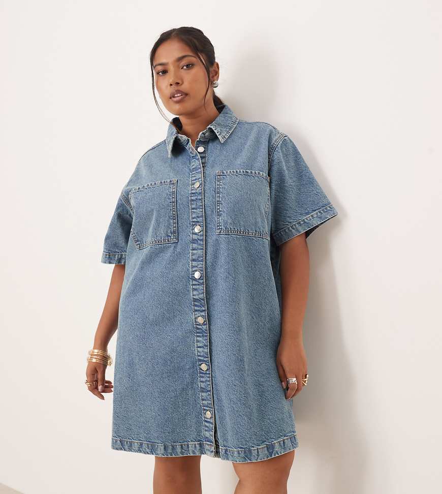 ASOS DESIGN Curve - Kurzärmliges Jeans-Hemdkleid in mittelblauer Waschung mit Taschen von ASOS Curve
