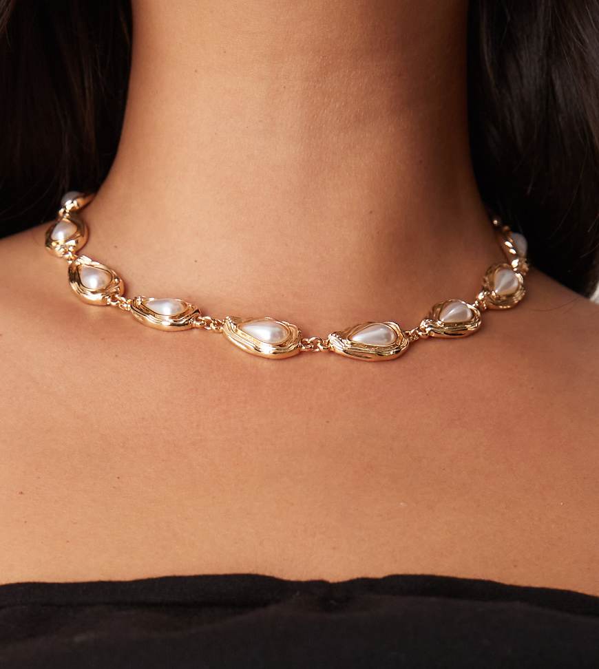 ASOS DESIGN Curve - Kurze, goldfarbene Halskette mit eingefassten Kunstperlen von ASOS Curve