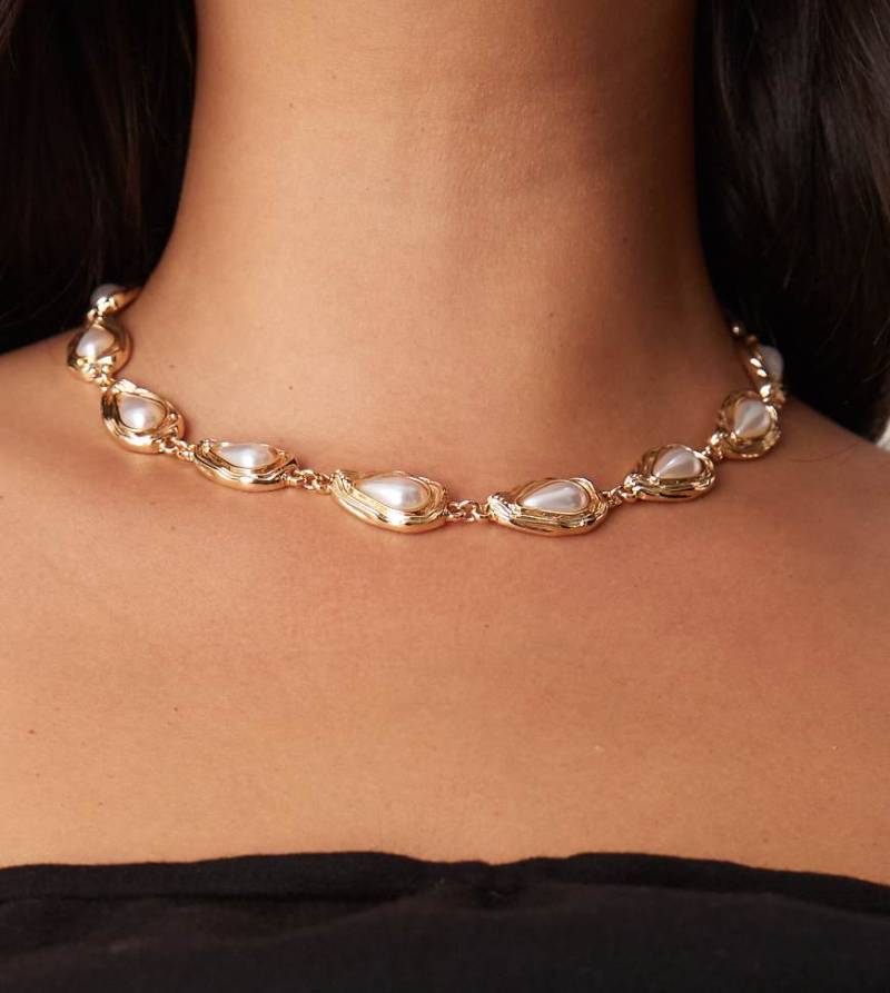 ASOS DESIGN Curve - Kurze, goldfarbene Halskette mit eingefassten Kunstperlen von ASOS Curve