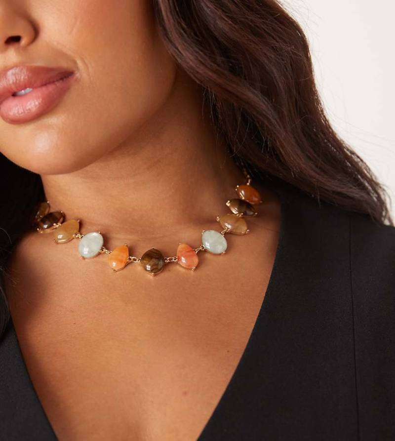 ASOS DESIGN Curve - Kurze, goldfarbene Halskette mit eingefassten Schmucksteinen-Bunt von ASOS Curve
