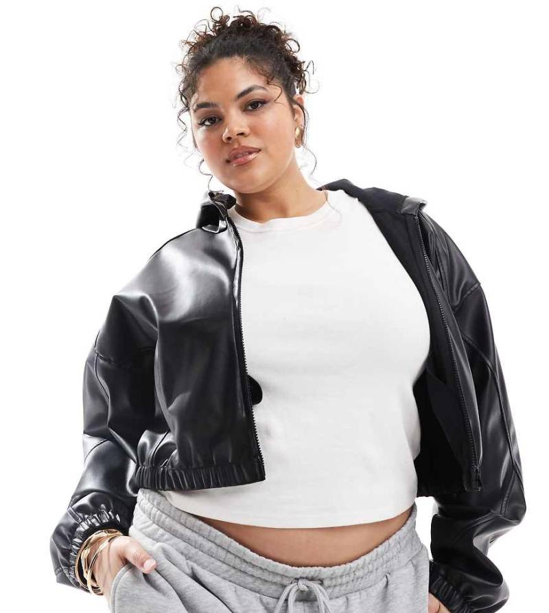 ASOS DESIGN Curve - Kurze Kapuzenjacke mit Reißverschluss aus PU in Schwarz von ASOS Curve