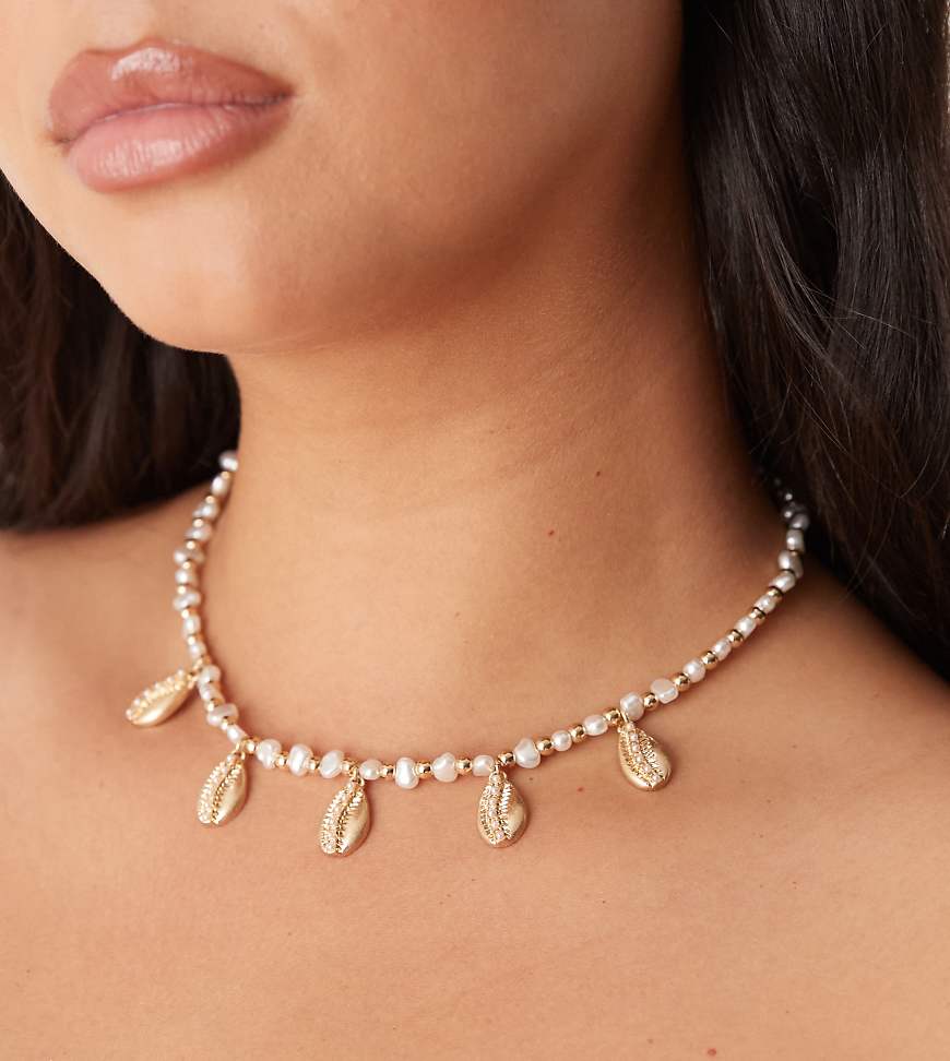 ASOS DESIGN Curve - Kurze Kunstperlen-Halskette mit goldfarbenen Muschelanhängern von ASOS Curve