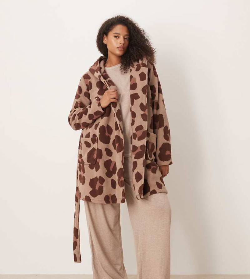 ASOS DESIGN Curve - Kurzer Bademantel aus Microfleece mit Leopardenmuster-Bunt ASOS DESIGN Curve - Kurzer Bademantel aus Microfleece mit Leopardenmuster-Bunt von ASOS Curve