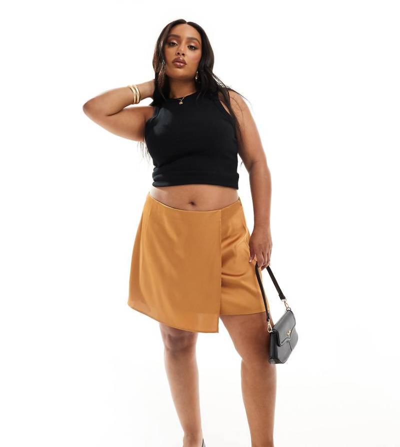 ASOS DESIGN Curve - Kurzer Wickelrock aus Satin in der Farbe Golden Dusk-Gelb von ASOS Curve