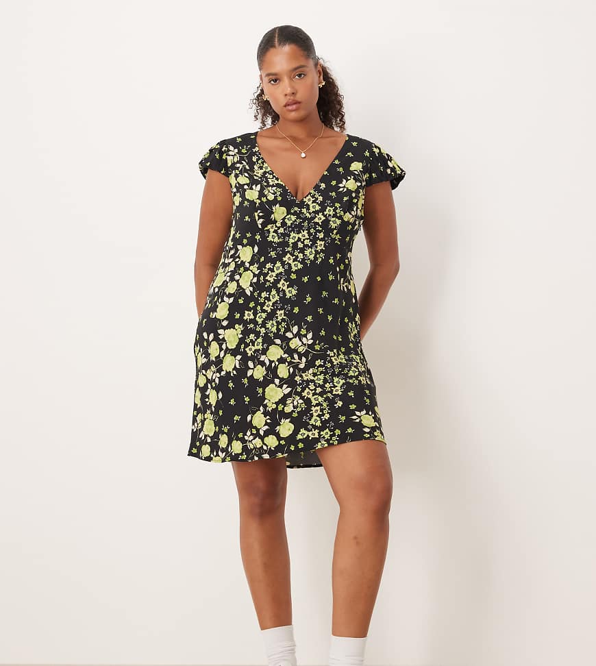 ASOS DESIGN Curve - Kurzes, geblümtes Nachmittagskleid in Hellrosa mit Puffärmeln und V-Ausschnitt von ASOS Curve
