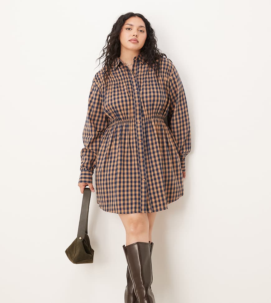 ASOS DESIGN Curve - Kurzes, tailliertes Hemdblusenkleid in hellbraun kariert-Brown von ASOS Curve
