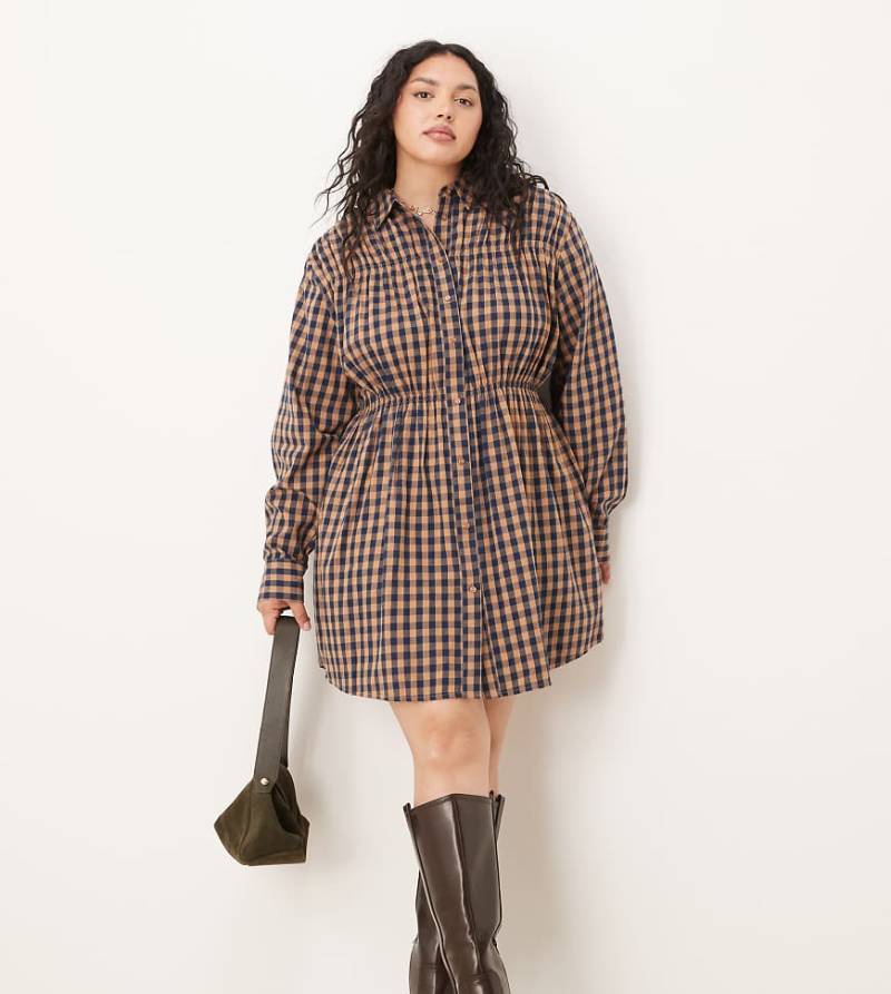 ASOS DESIGN Curve - Kurzes, tailliertes Hemdblusenkleid in hellbraun kariert-Brown von ASOS Curve