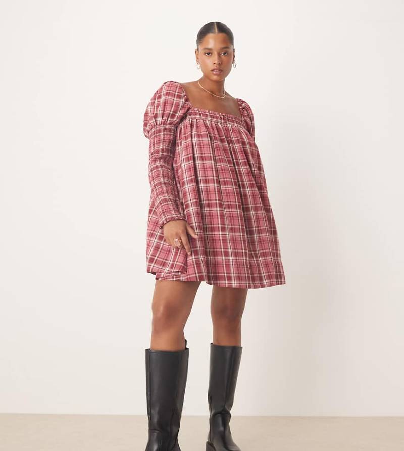 ASOS DESIGN Curve - Kurzes Babydoll-Kleid mit verschiedenen gesmokten Details, Karomuster und eckigem Ausschnitt-Bunt von ASOS Curve