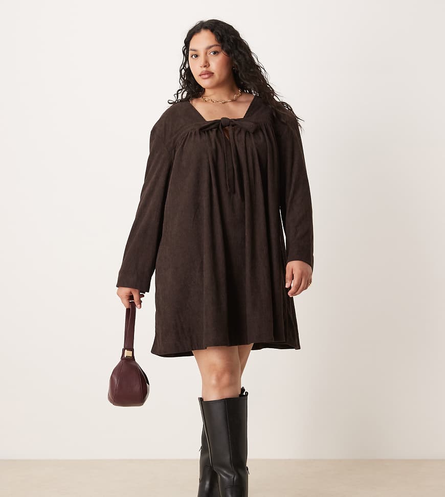 ASOS DESIGN Curve - Kurzes Hängerkleid aus Cord in Pflaume mit gebundener Vorderseite-Brown von ASOS Curve