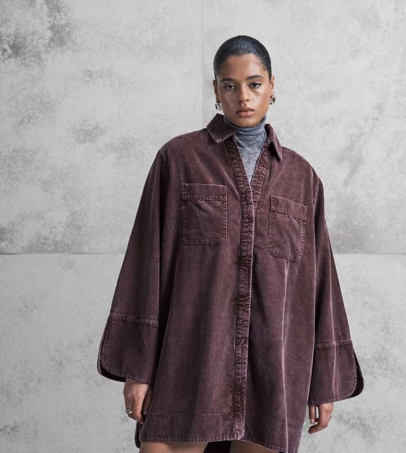 ASOS DESIGN Curve - Kurzes Hemdblusenkleid aus Cord in Maulbeerrot mit breiten Bündchen und Oversize-Taschen-Bunt von ASOS Curve