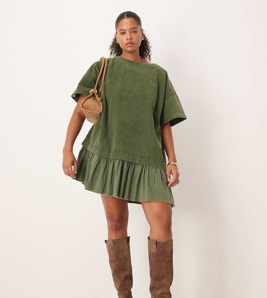 ASOS DESIGN Curve - Kurzes Hybrid-T-Shirt-Kleid aus Cord in verwaschenem Olivgrün von ASOS Curve
