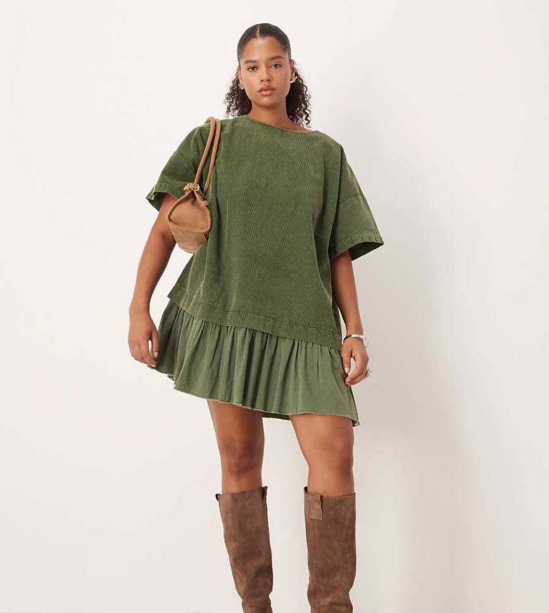 ASOS DESIGN Curve - Kurzes Hybrid-T-Shirt-Kleid aus Cord in verwaschenem Olivgrün ASOS DESIGN Curve - Kurzes Hybrid-T-Shirt-Kleid aus Cord in verwaschenem Olivgrün von ASOS Curve