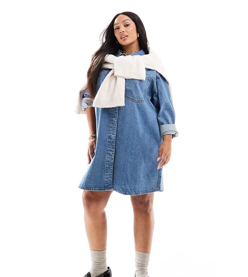 ASOS DESIGN Curve - Kurzes Jeans-Hemdblusenkleid in mittelblauer Waschung ASOS DESIGN Curve - Kurzes Jeans-Hemdblusenkleid in mittelblauer Waschung von ASOS Curve
