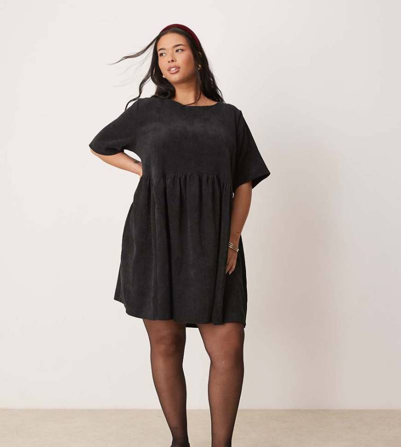 ASOS DESIGN Curve - Kurzes T-Shirt-Hängerkleid aus Cord in Schwarz mit Ziernaht in der Taille von ASOS Curve