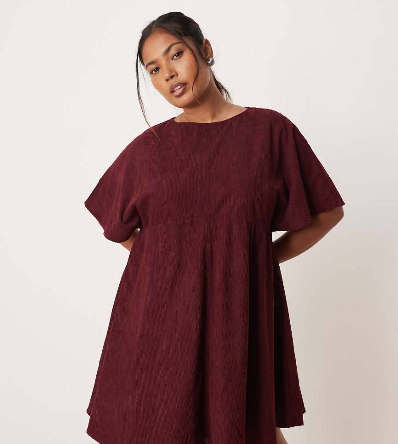 ASOS DESIGN Curve - Kurzes T-Shirt-Kleid aus Cord in Pflaume mit Ziernähten-Rot von ASOS Curve