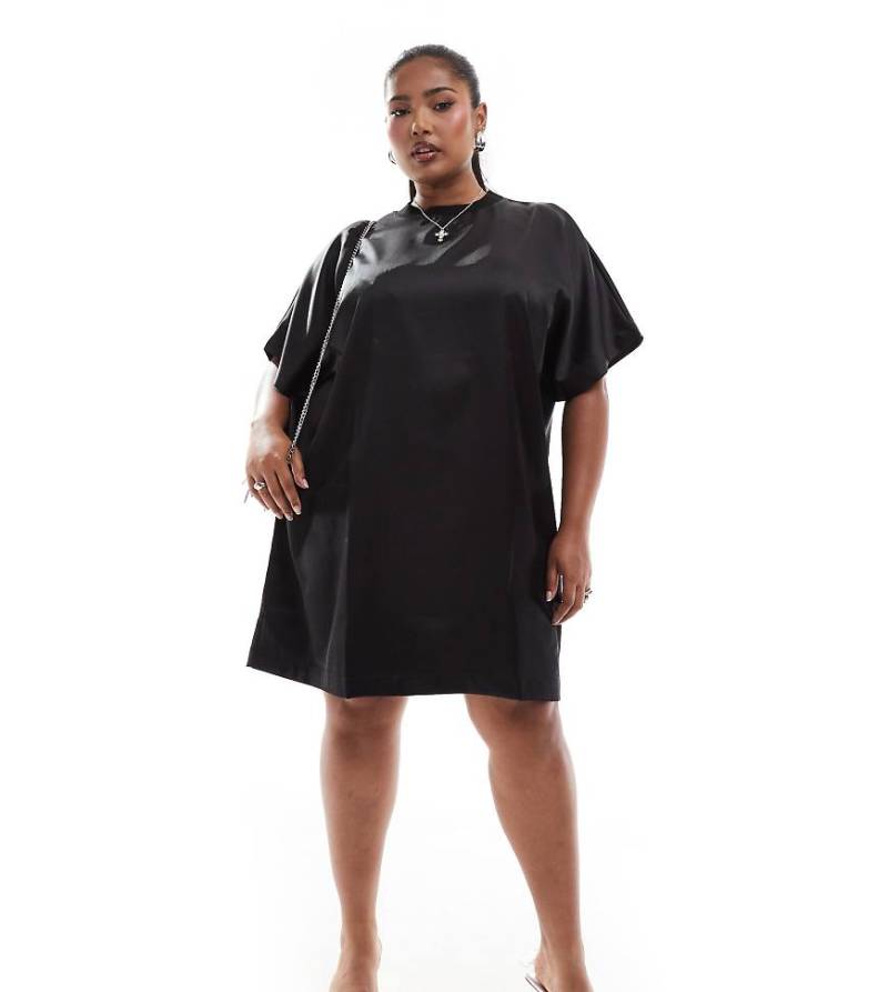 ASOS DESIGN Curve - Kurzes T-Shirt-Kleid aus schwarzem Satin mit Oversize-Passform und Midilänge von ASOS Curve
