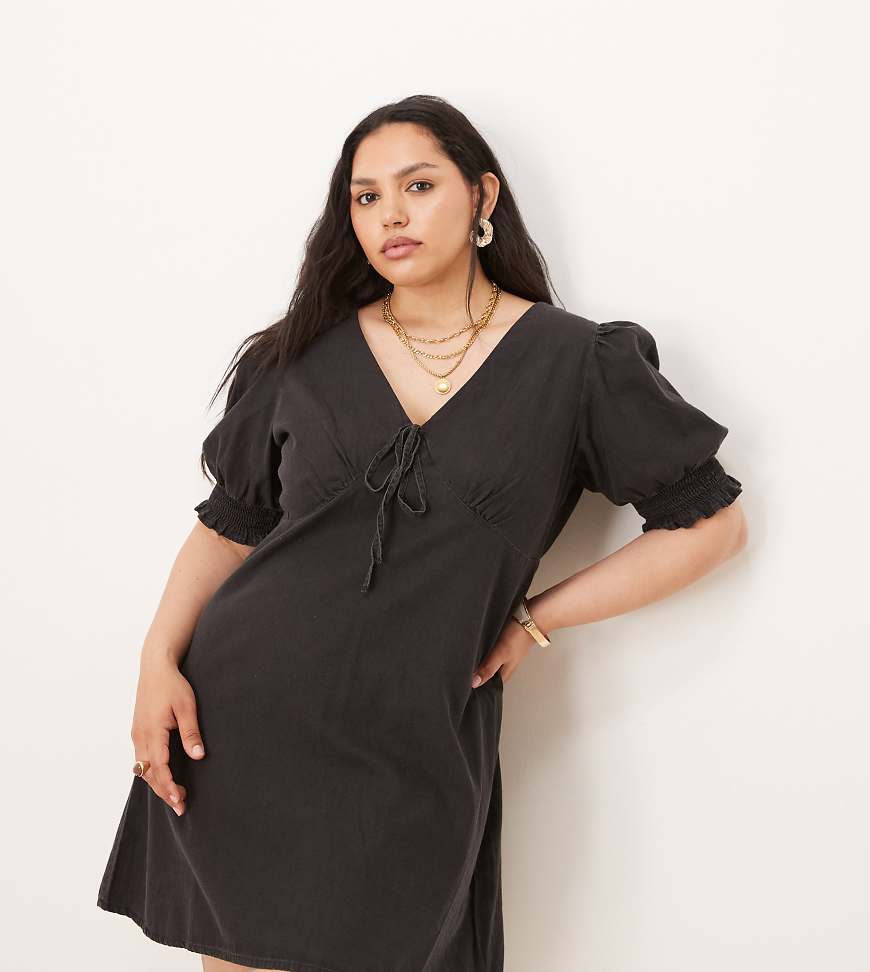 ASOS DESIGN Curve - Kurzes weiches Jeanskleid in schwarzer Waschung mit Puffärmeln und Rüschen ASOS DESIGN Curve - Kurzes weiches Jeanskleid in schwarzer Waschung mit Puffärmeln und Rüschen von ASOS Curve