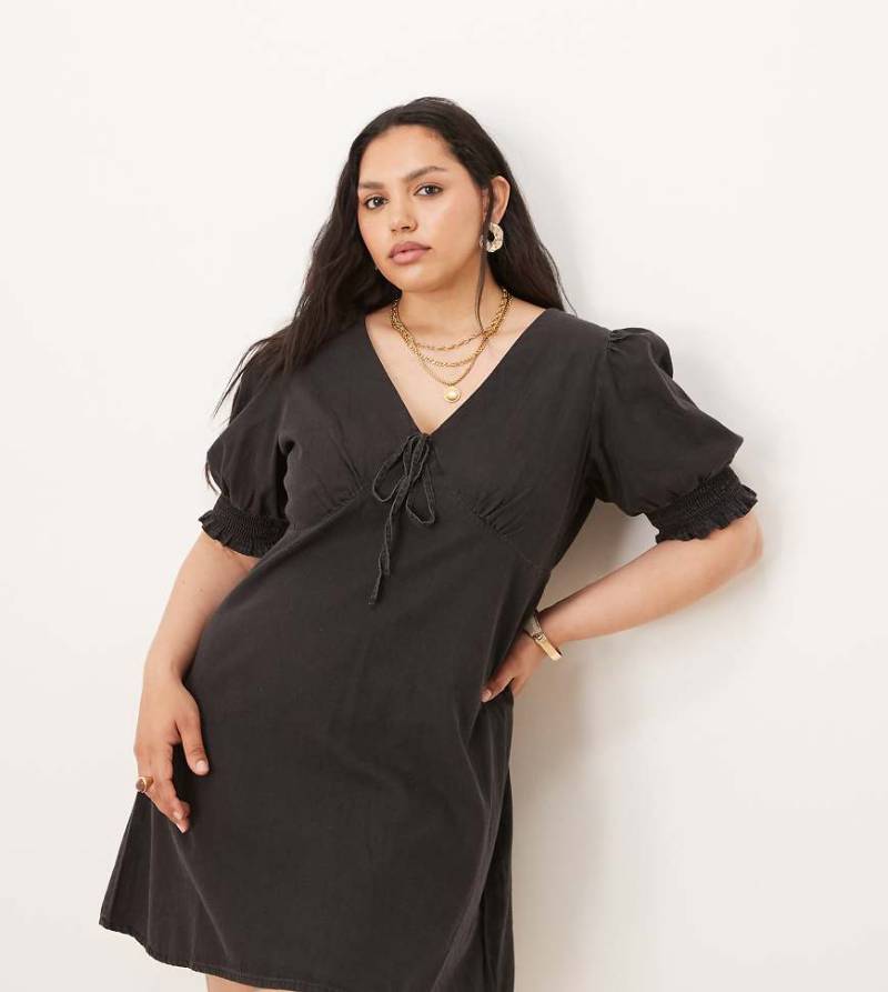 ASOS DESIGN Curve - Kurzes weiches Jeanskleid in schwarzer Waschung mit Puffärmeln und Rüschen von ASOS Curve