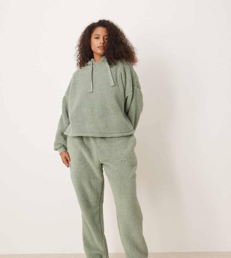 ASOS DESIGN Curve - Kuschliges Lounge-Set in Salbeigrün mit Oversize-Kapuzenpullover und Jogginghose-Weiß ASOS DESIGN Curve - Kuschliges Lounge-Set in Salbeigrün mit Oversize-Kapuzenpullover und Jogginghose-Weiß von ASOS Curve