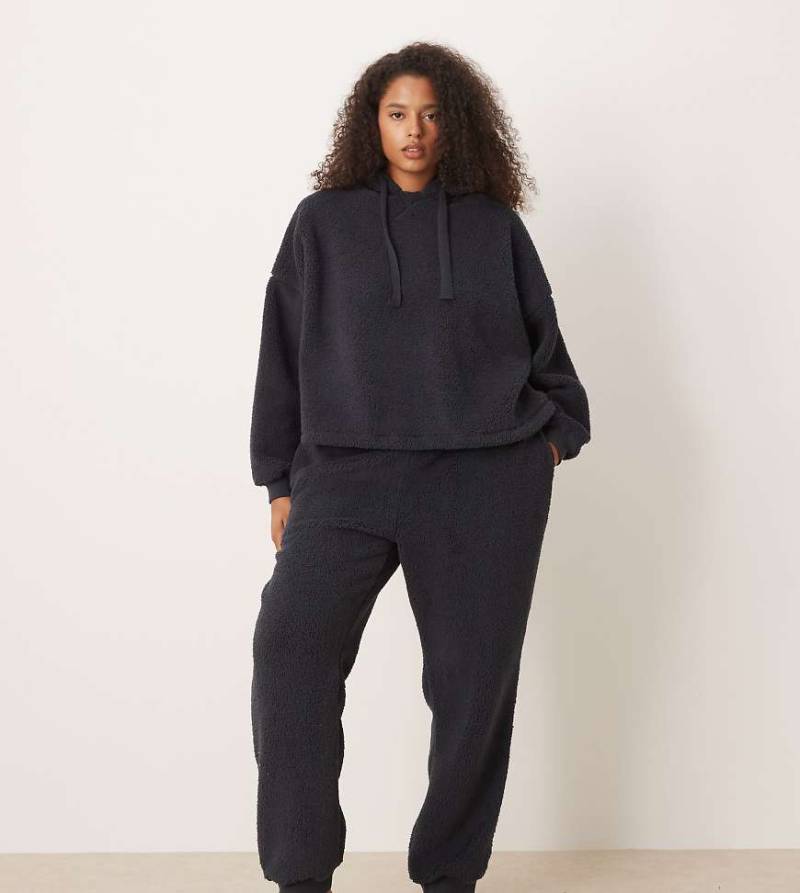 ASOS DESIGN Curve - Kuschliges Lounge-Set in Tintenblau mit Oversize-Kapuzenpullover und Jogginghose-Brown ASOS DESIGN Curve - Kuschliges Lounge-Set in Tintenblau mit Oversize-Kapuzenpullover und Jogginghose-Brown von ASOS Curve