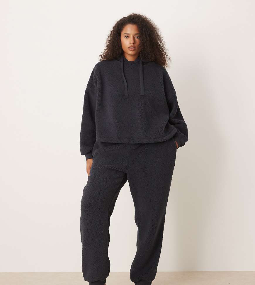 ASOS DESIGN Curve - Kuschliges Lounge-Set in Tintenblau mit Oversize-Kapuzenpullover und Jogginghose-Brown ASOS DESIGN Curve - Kuschliges Lounge-Set in Tintenblau mit Oversize-Kapuzenpullover und Jogginghose-Brown von ASOS Curve
