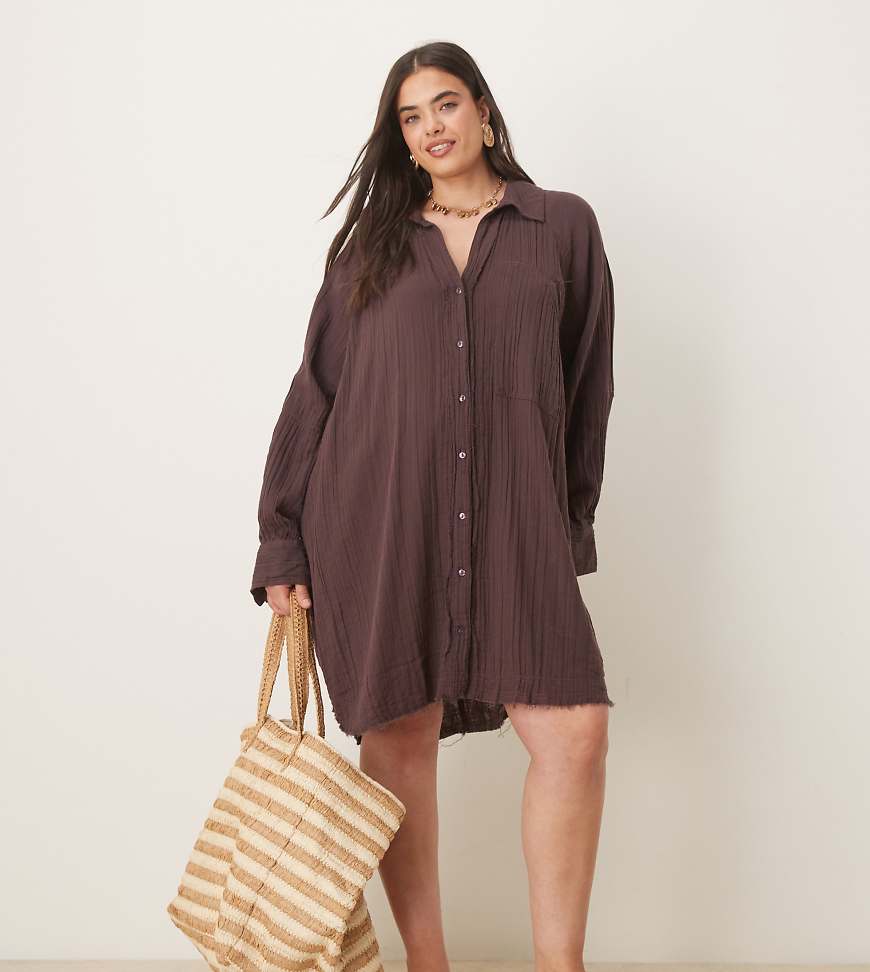 ASOS DESIGN Curve - Lässiges, gespleißtes Hemd-Minikleid in verwaschenem Schokobraun mit Streifen-Bunt von ASOS Curve