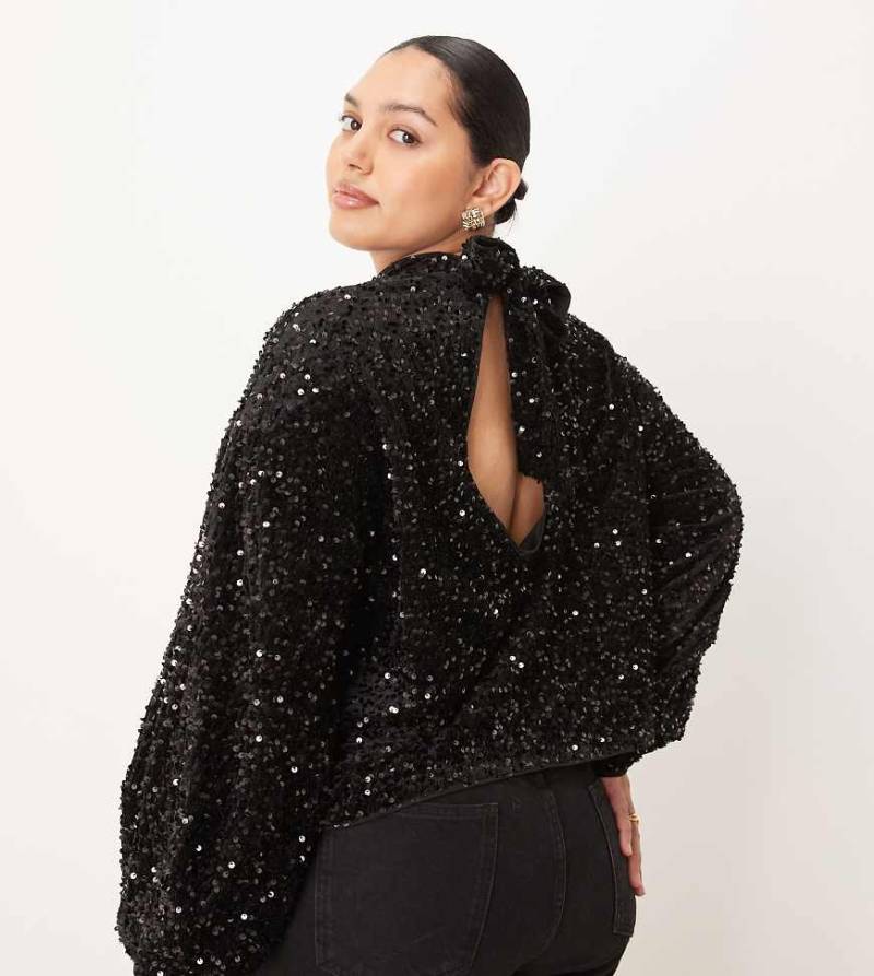 ASOS DESIGN Curve - Langärmlige Bluse aus Samt in Schwarz mit Rückenausschnitt und Pailletten ASOS DESIGN Curve - Langärmlige Bluse aus Samt in Schwarz mit Rückenausschnitt und Pailletten von ASOS Curve