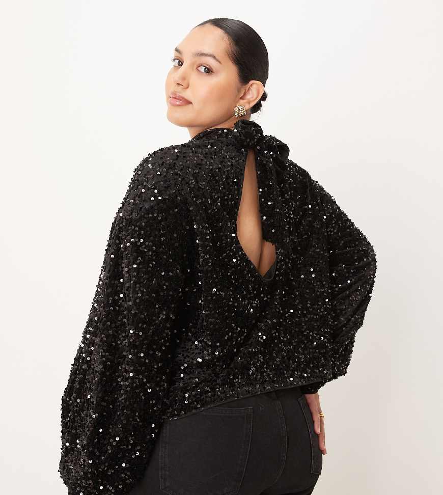 ASOS DESIGN Curve - Langärmlige Bluse aus Samt in Schwarz mit Rückenausschnitt und Pailletten von ASOS Curve
