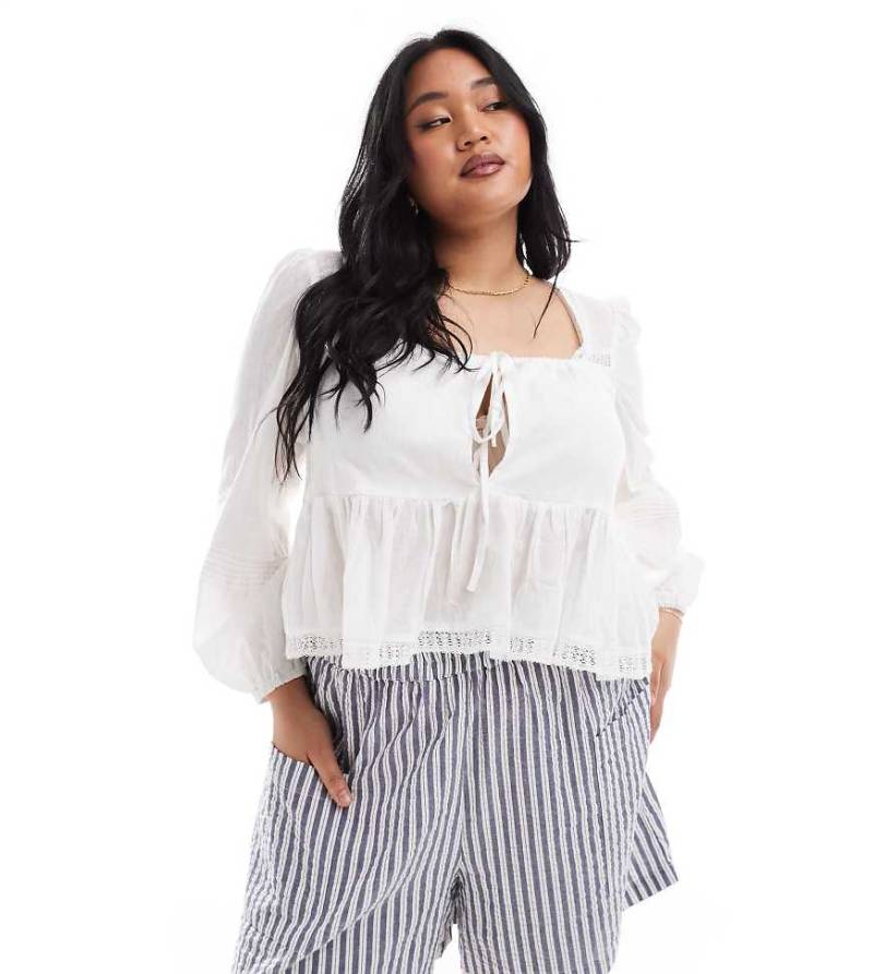ASOS DESIGN Curve - Langärmlige Bluse in Cremeweiß mit eckigem Ausschnitt und Spitzeneinsätzen von ASOS Curve
