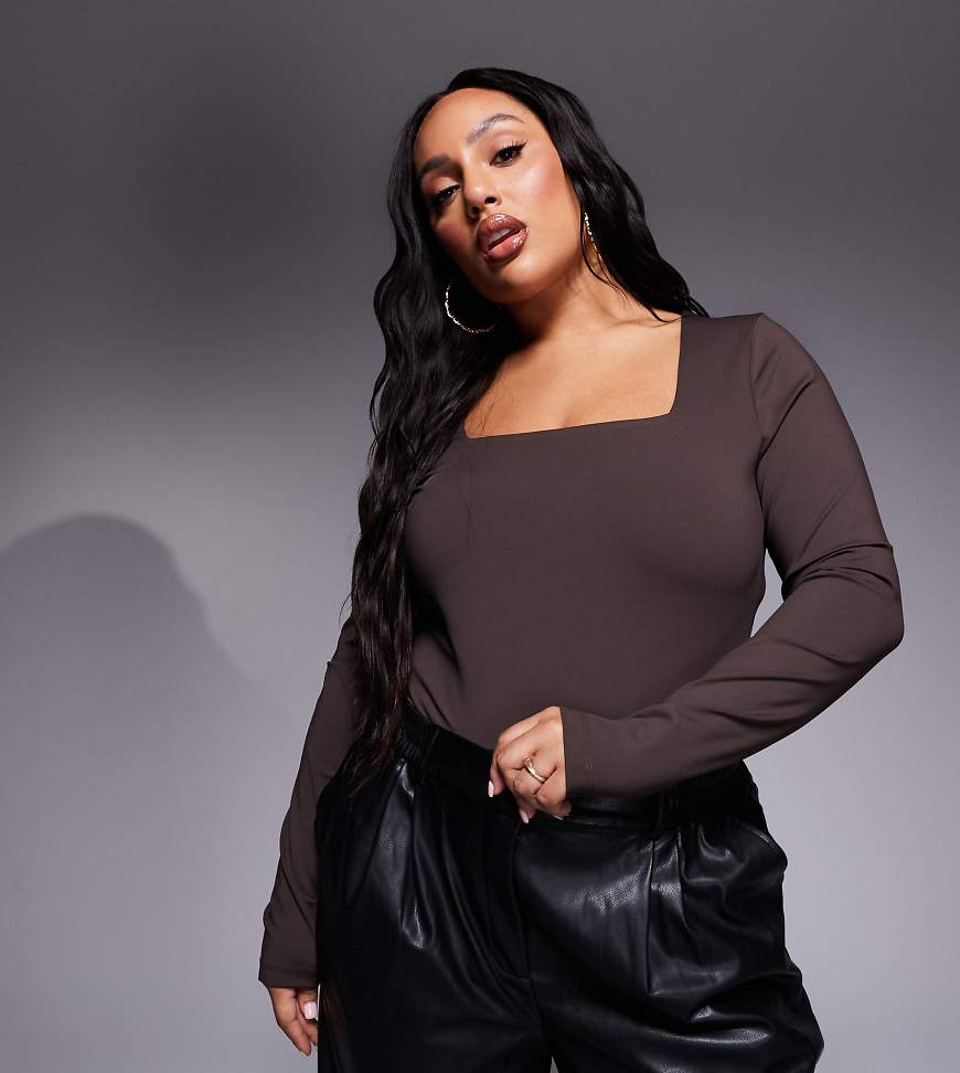 ASOS DESIGN Curve - Langärmliger, modellierender Body aus hochwertigem Material in Schokobraun mit eckigem Ausschnitt ASOS DESIGN Curve - Langärmliger, modellierender Body aus hochwertigem Material in Schokobraun mit eckigem Ausschnitt von ASOS Curve