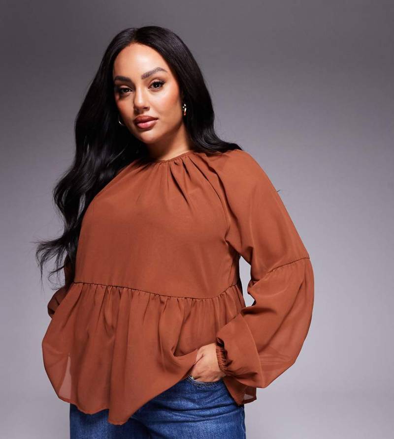 ASOS DESIGN Curve - Langärmliges, fließendes Hängeroberteil in Braun von ASOS Curve