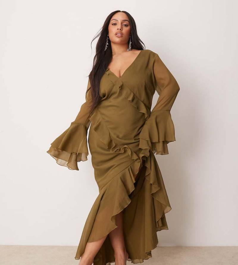 ASOS DESIGN Curve - Langärmliges, gerüschtes Maxikleid in Grün mit V-Ausschnitt und Rückenausschnitt ASOS DESIGN Curve - Langärmliges, gerüschtes Maxikleid in Grün mit V-Ausschnitt und Rückenausschnitt von ASOS Curve
