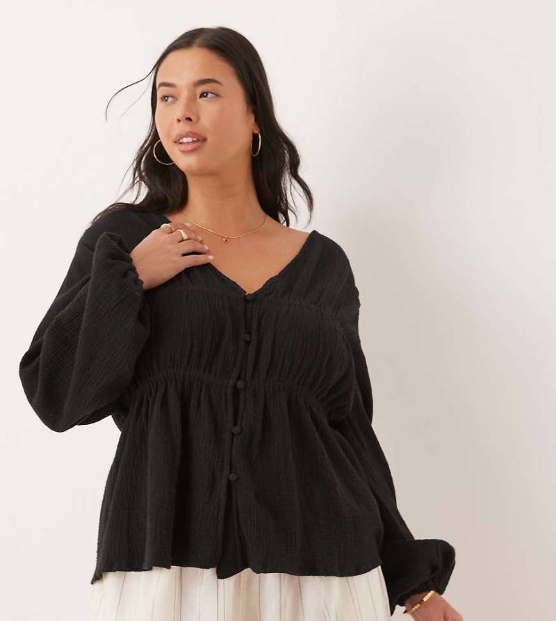 ASOS DESIGN Curve - Langärmliges, gesmoktes Oberteil in Schwarz mit Knöpfen vorne von ASOS Curve