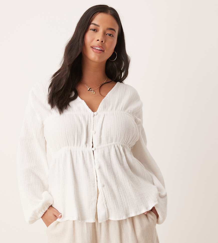 ASOS DESIGN Curve - Langärmliges, gesmoktes Oberteil in Weiß mit Knöpfen vorne von ASOS Curve