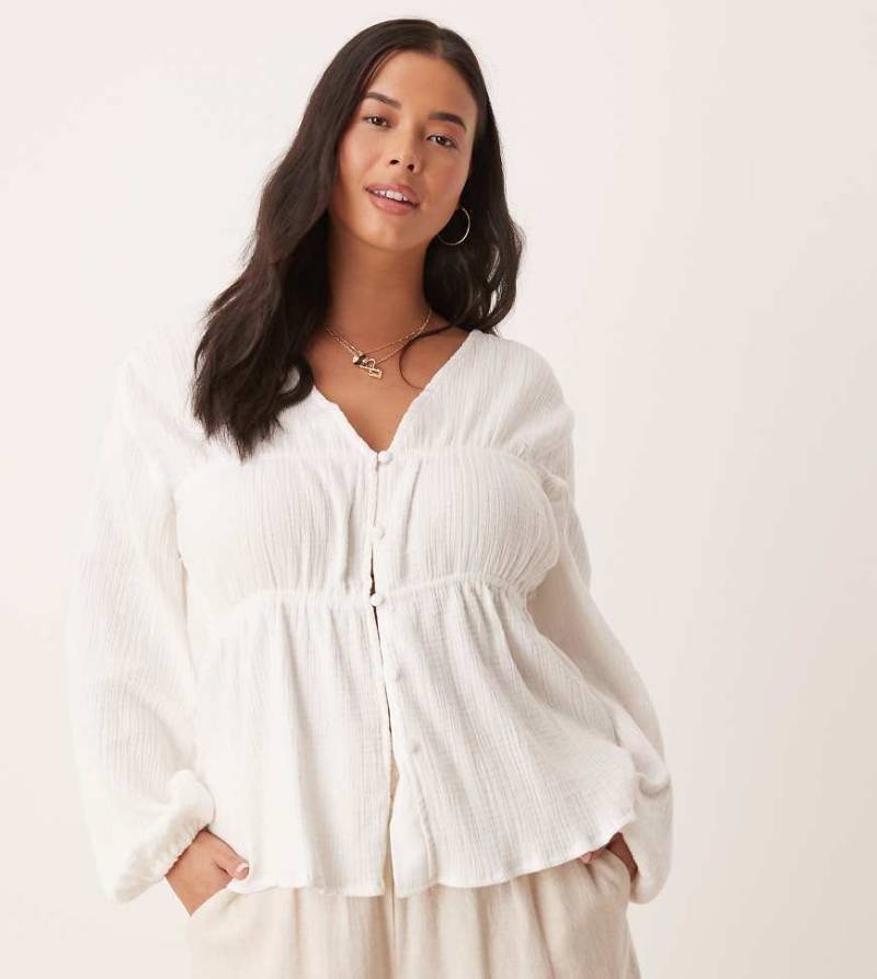 ASOS DESIGN Curve - Langärmliges, gesmoktes Oberteil in Weiß mit Knöpfen vorne von ASOS Curve