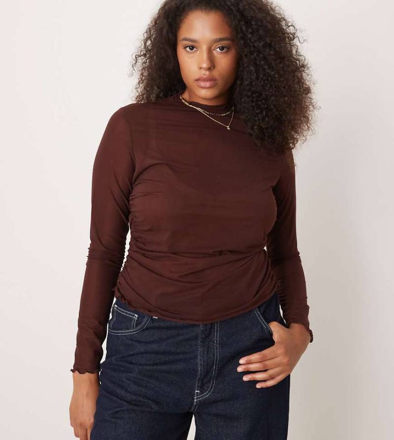 ASOS DESIGN Curve - Langärmliges, hochgeschlossenes Netzstoff-Oberteil in halbtransparentem Schokobraun-Brown von ASOS Curve