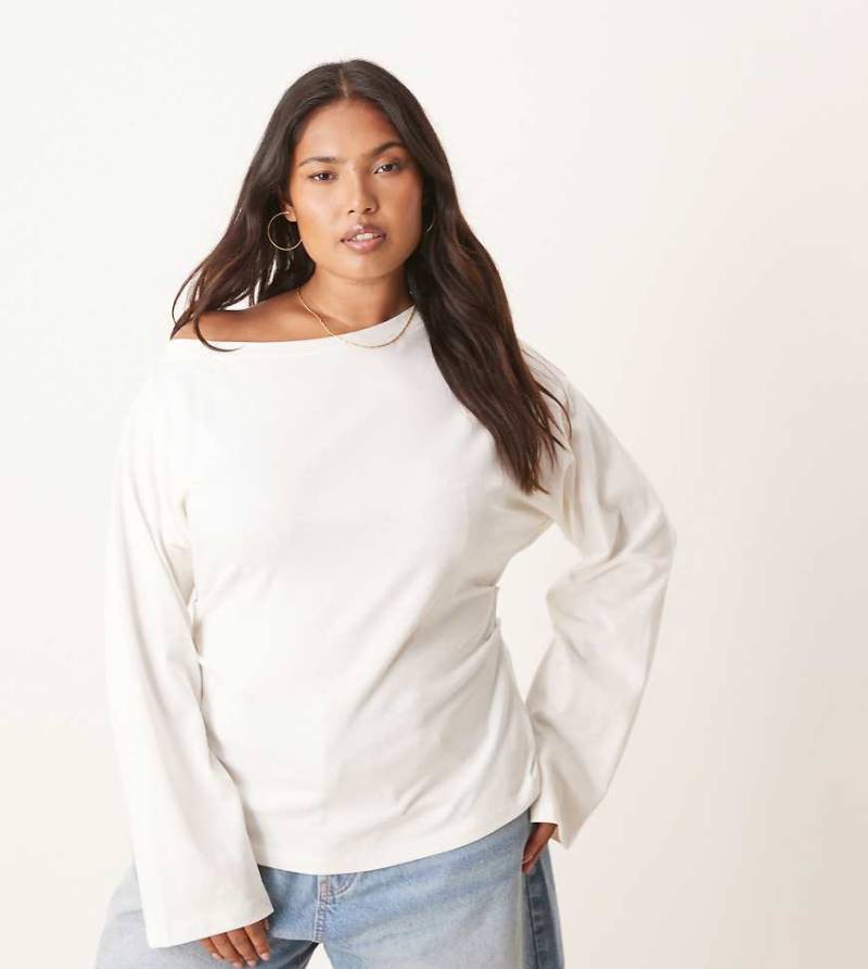 ASOS DESIGN Curve - Langärmliges, schulterfreies Shirt in Cremeweiß mit Korsett-Taille von ASOS Curve