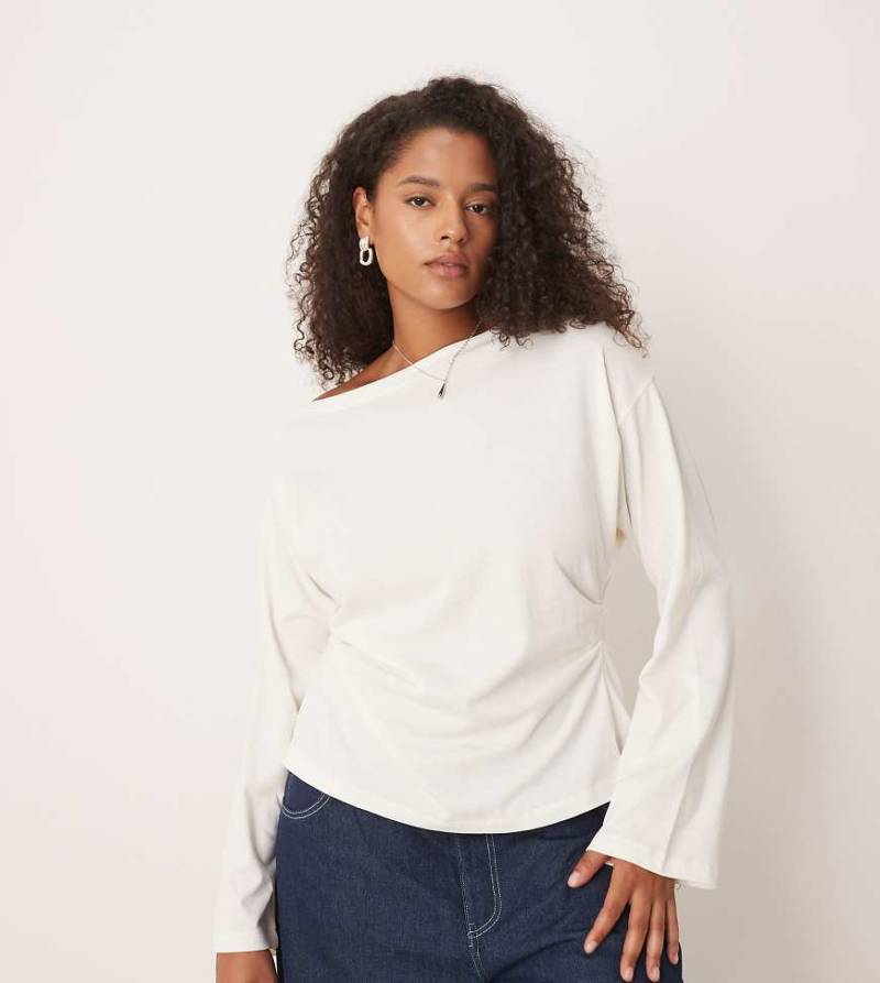 ASOS DESIGN Curve - Langärmliges, schulterfreies Shirt in Cremeweiß mit Korsett-Taille von ASOS Curve