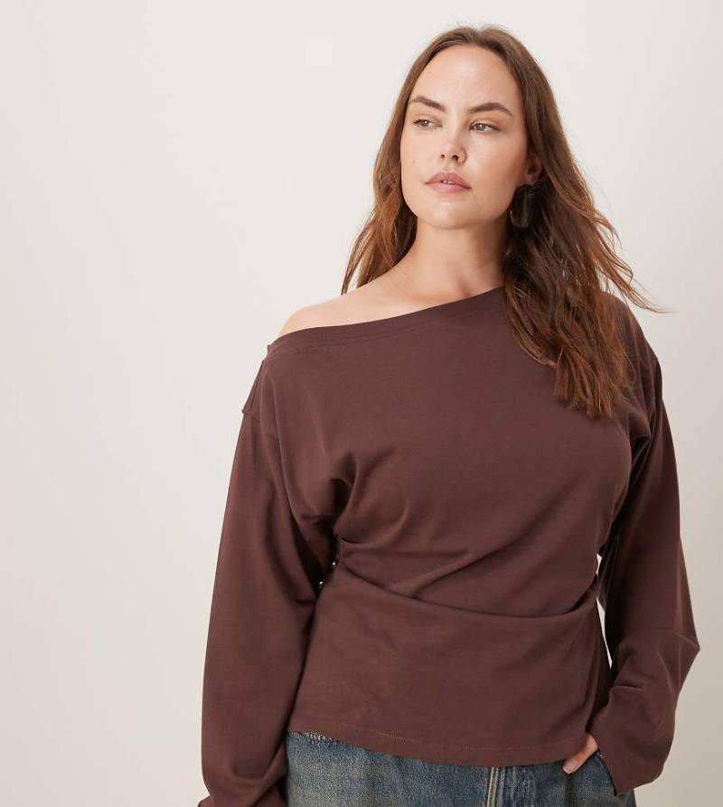 ASOS DESIGN Curve - Langärmliges, schulterfreies T-Shirt in Schokobraun mit Korsett-Taille-Brown von ASOS Curve